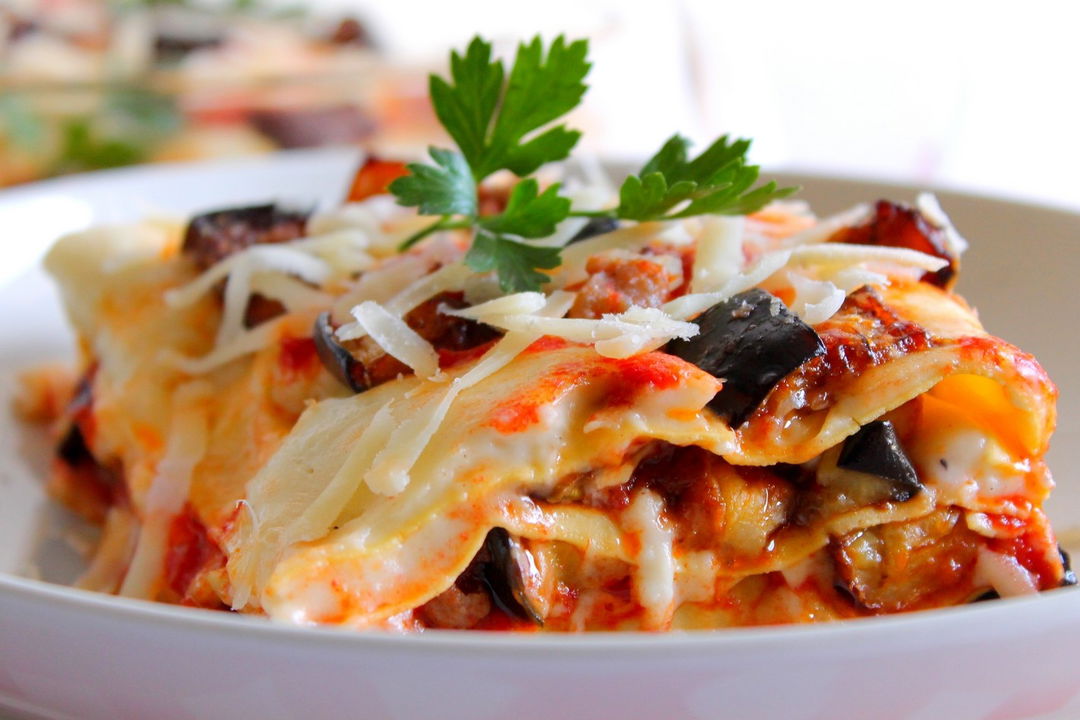 Lasagne con ragù di salsiccia, melanzane e besciamella