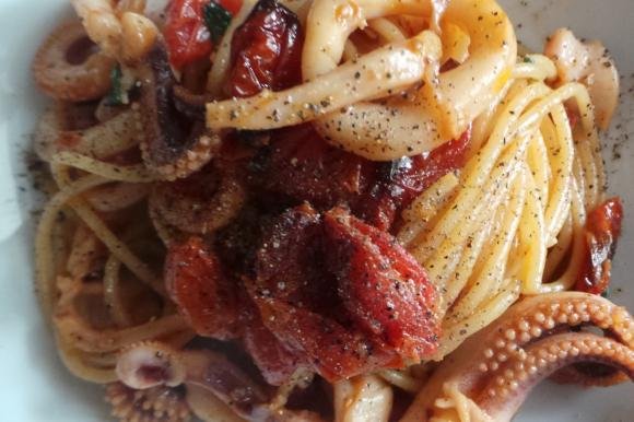 Spaghetti con calamari e pomodorini confit