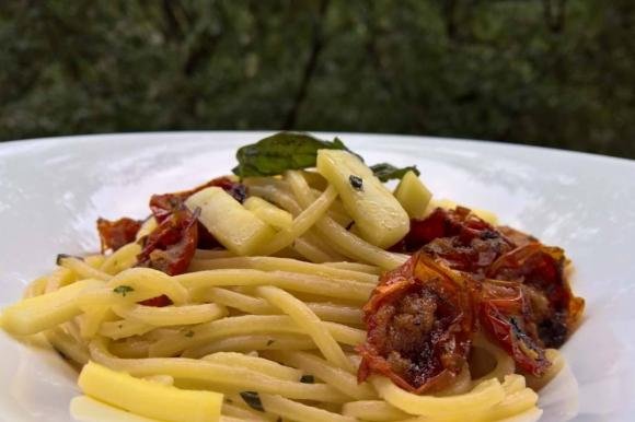 Spaghetti quadrati con olio al basilico, brie e pomodorini