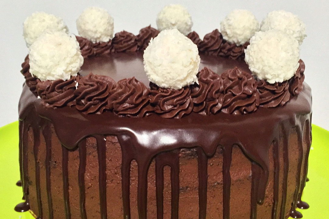 Sacher drip cake con tartufi al cocco