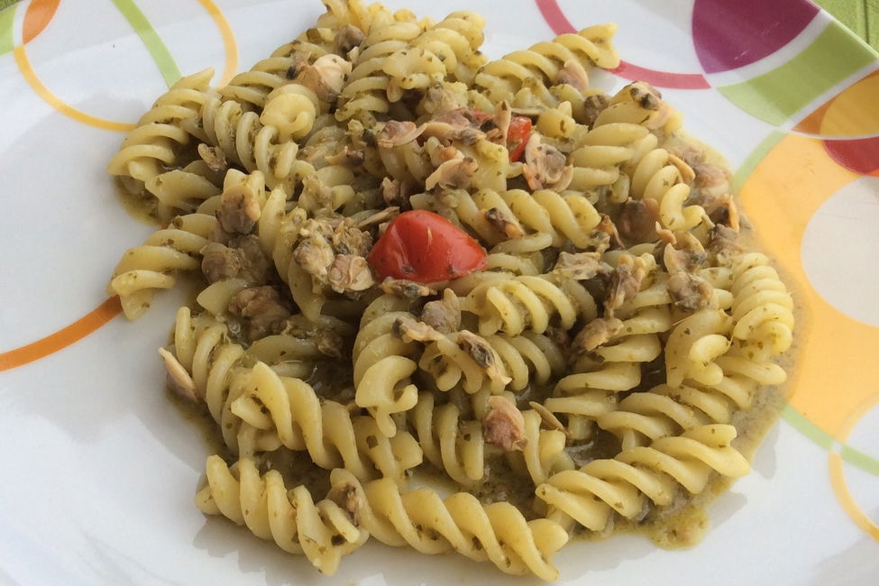 Fusilli con pesto e vongole