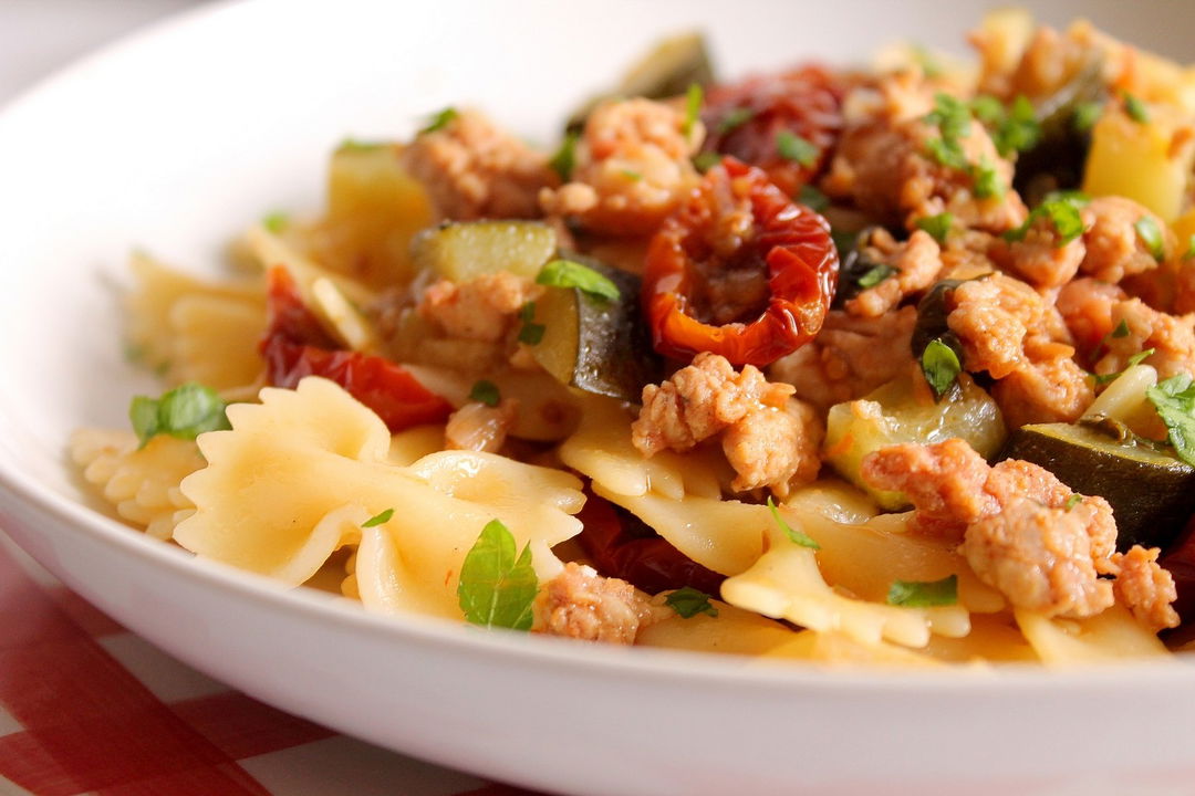 Farfalle con salsiccia, pomodorini secchi e zucchine