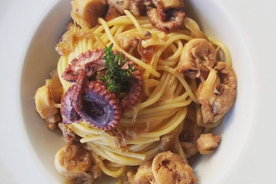 Spaghetti alla genovese di mare con polpo