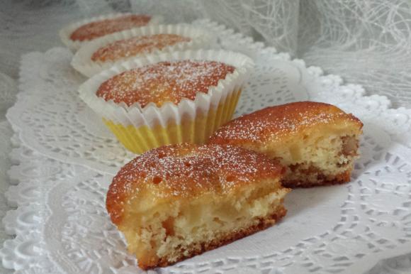 Muffin allo yogurt con mele, albicocche e frutta secca