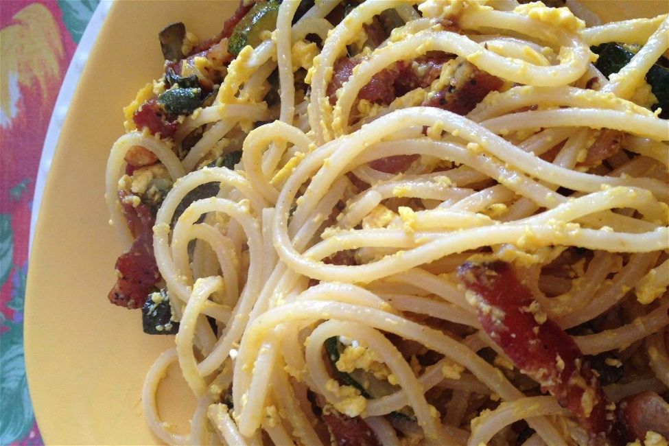 Spaghetti con speck croccante, uova saltate e zucchine