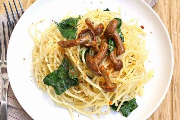 Spaghetti con funghi e spinaci