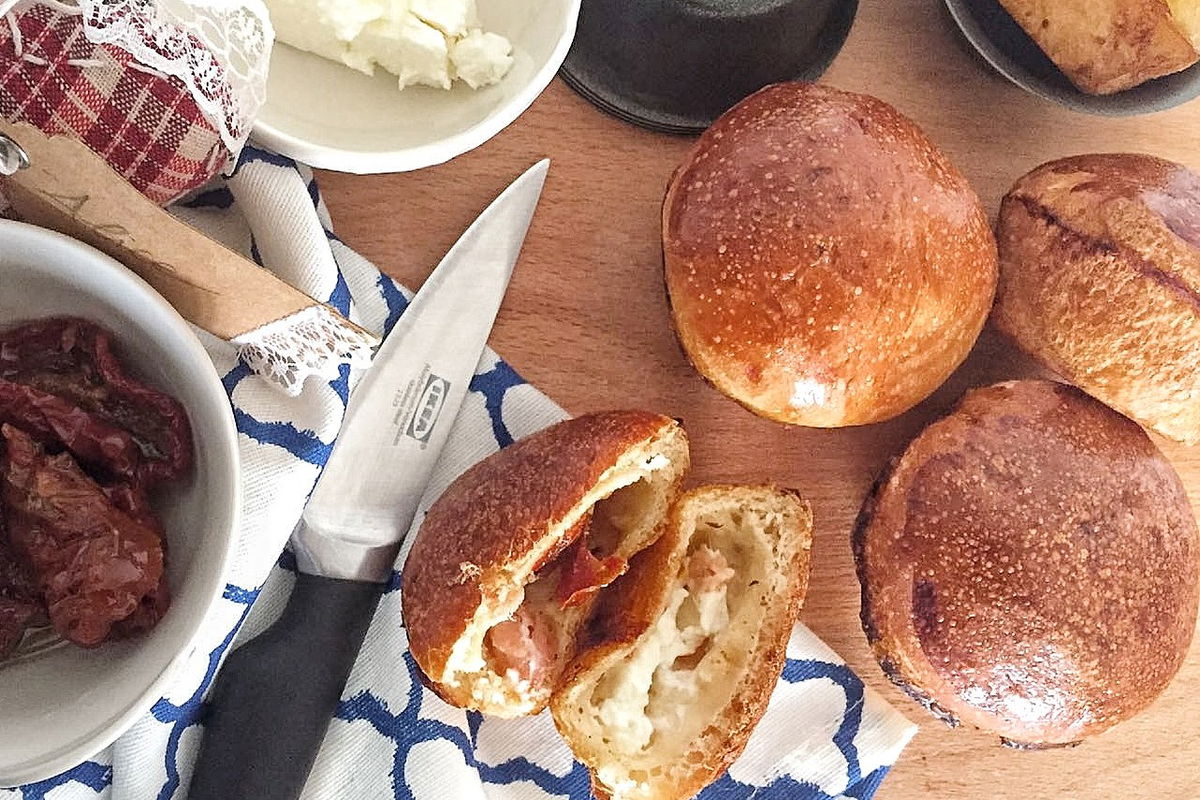 Brioche salate con prosciutto, feta e pomodori secchi ...