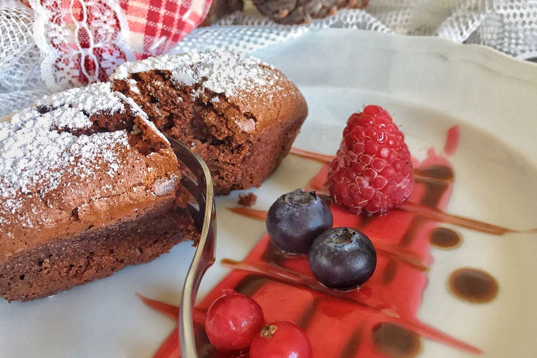 Tortino al cioccolato con salsa ai frutti di bosco