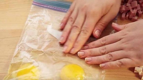 Mette le uova in una busta per alimenti. Quello che prepara è delizioso!