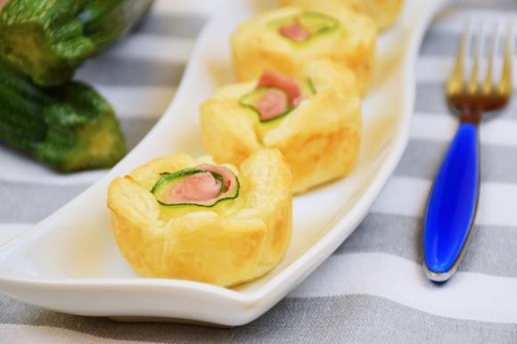 Fiori di sfoglia con zucchine e prosciutto
