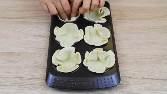 Fiori di sfoglia con zucchine e prosciutto