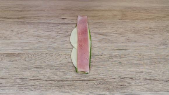 Fiori di sfoglia con zucchine e prosciutto