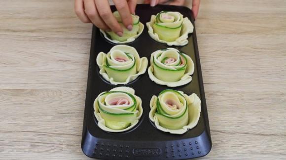 Fiori di sfoglia con zucchine e prosciutto