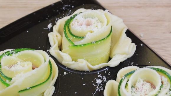 Fiori di sfoglia con zucchine e prosciutto