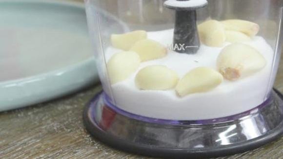 Frulla sale e aglio insieme. Ecco un trucco geniale in cucina