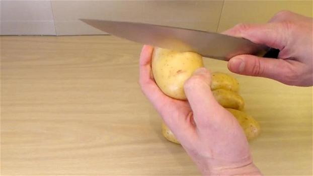 Fa un taglio intorno ad una patata. Ecco il trucco che vi farà risparmiare tanto tempo