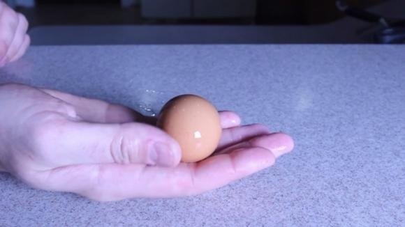 Ecco come sgusciare un uovo sodo in 1 secondo. Un trucco che adorerete!