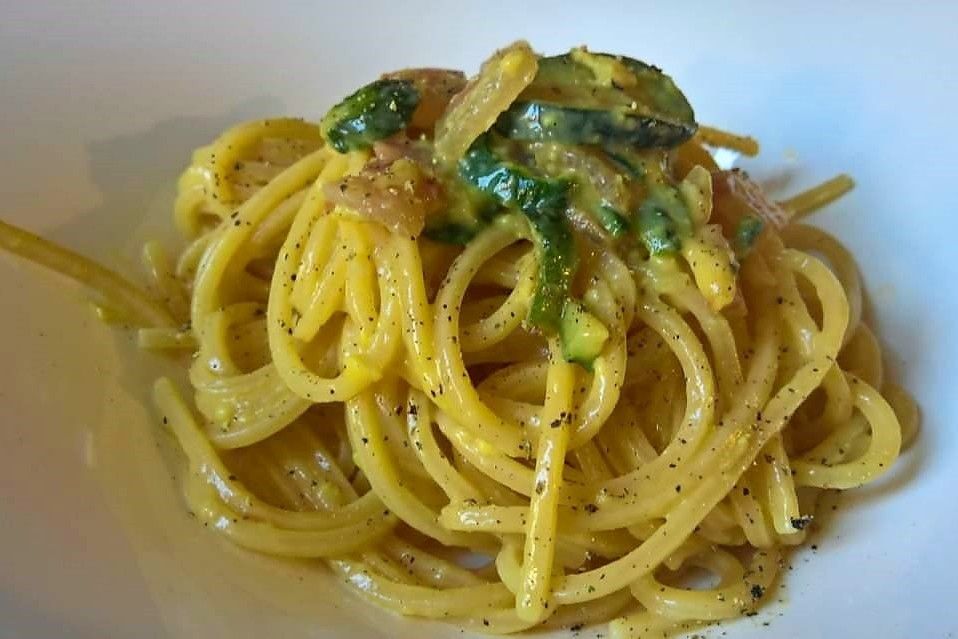 Spaghetti alla carbonara con zucchine