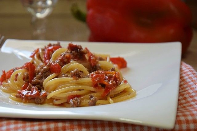 Spaghetti con peperoni, salsiccia e pomodorini