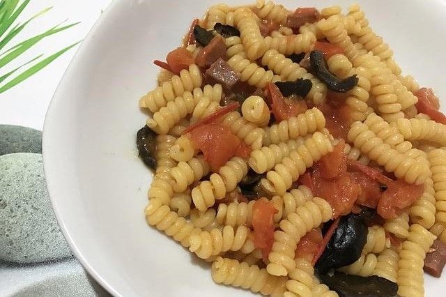 Fusilli con pomodorini, olive nere e pancetta