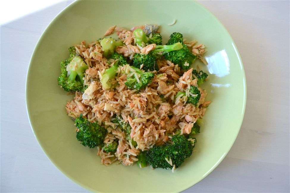 Insalata di riso con salmone e broccoli in salsa teriyaki