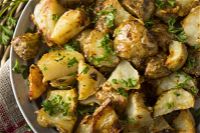 Carciofi e patate all’aglio al forno