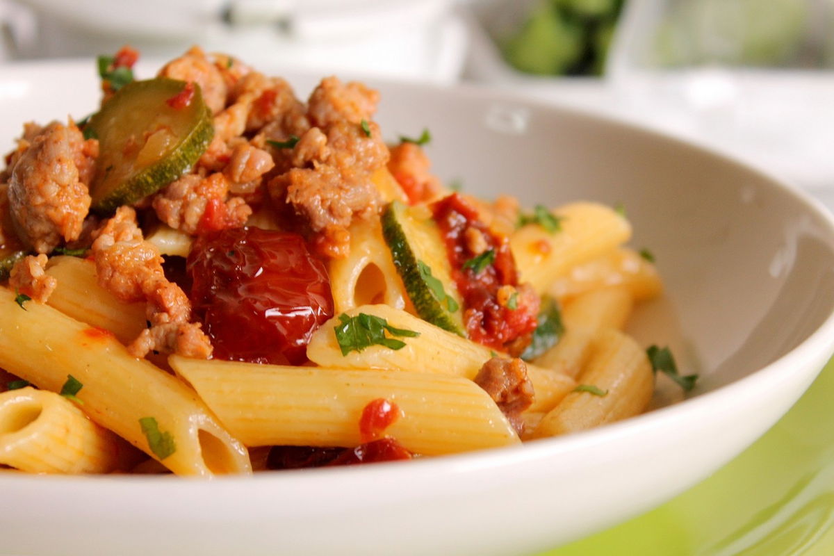 Penne Rigate Con Salsiccia Piccante Zucchine E Pomodori Secchi Fidelity Cucina