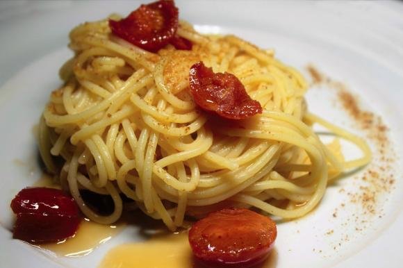 Spaghetti con pomodorini all’olio e bottarga di tonno