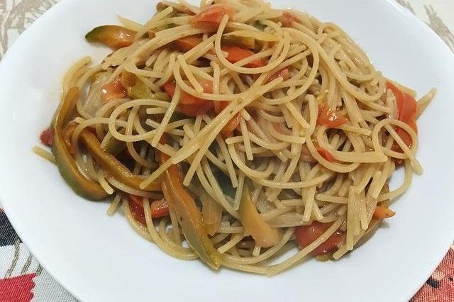Spaghetti integrali con peperoni e pomodorini