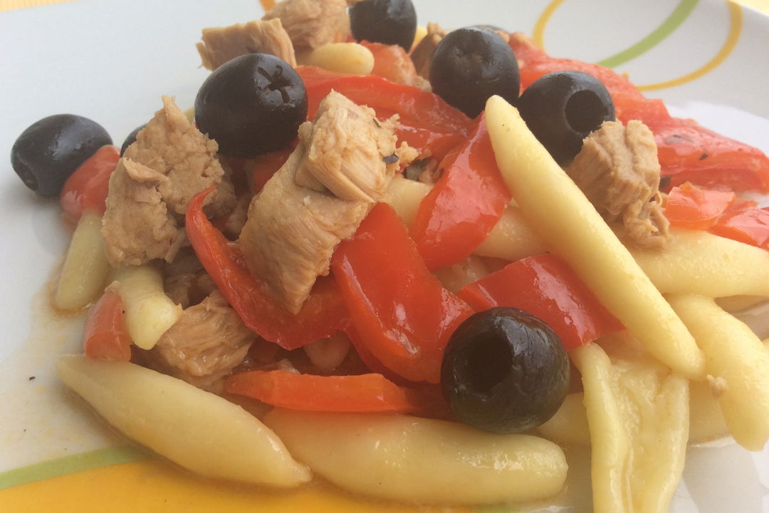 Pasta con olive, peperoni e tonno