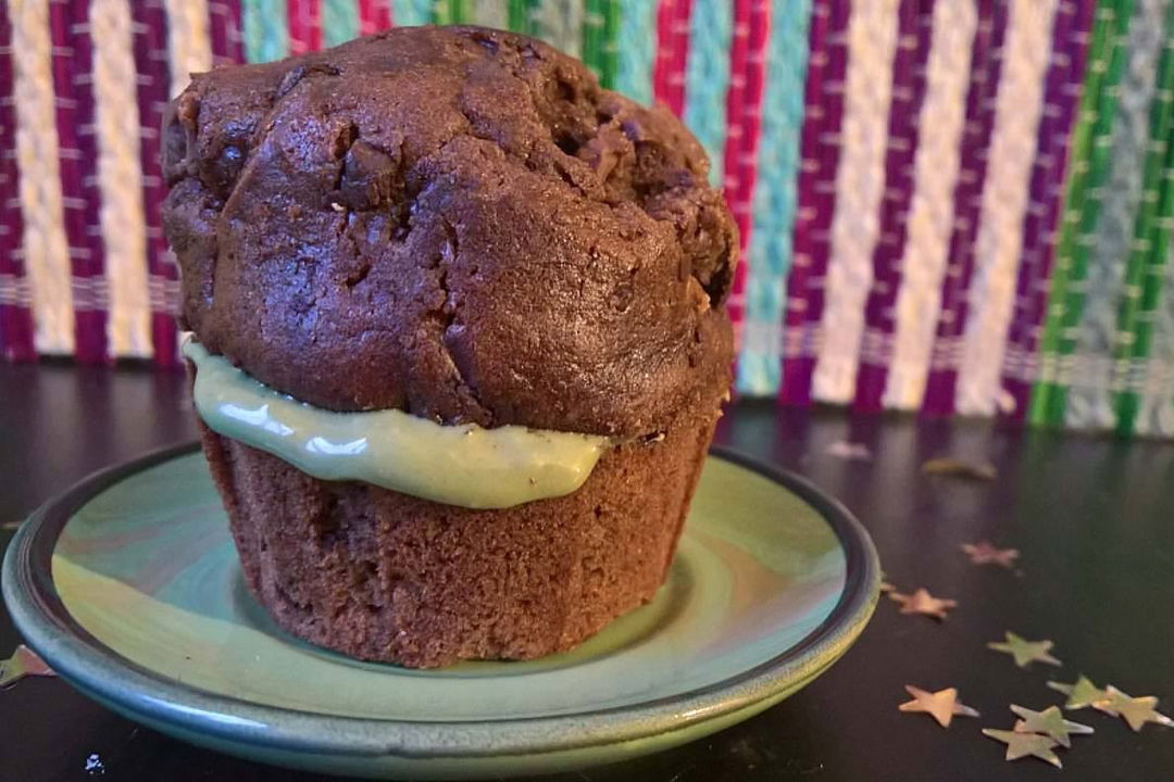 Muffin al cioccolato fondente ripieni di crema al pistacchio