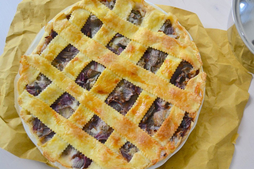 Torta salata con carciofi, cipolle e scamorza affumicata