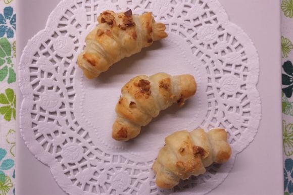 Mini croissant di sfoglia con nutella e granella di nocciole