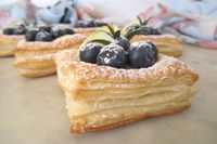 Sfogliatine dolci con crema e mirtilli