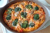 Spaghetti al forno con broccoletti, prosciutto cotto e champignon