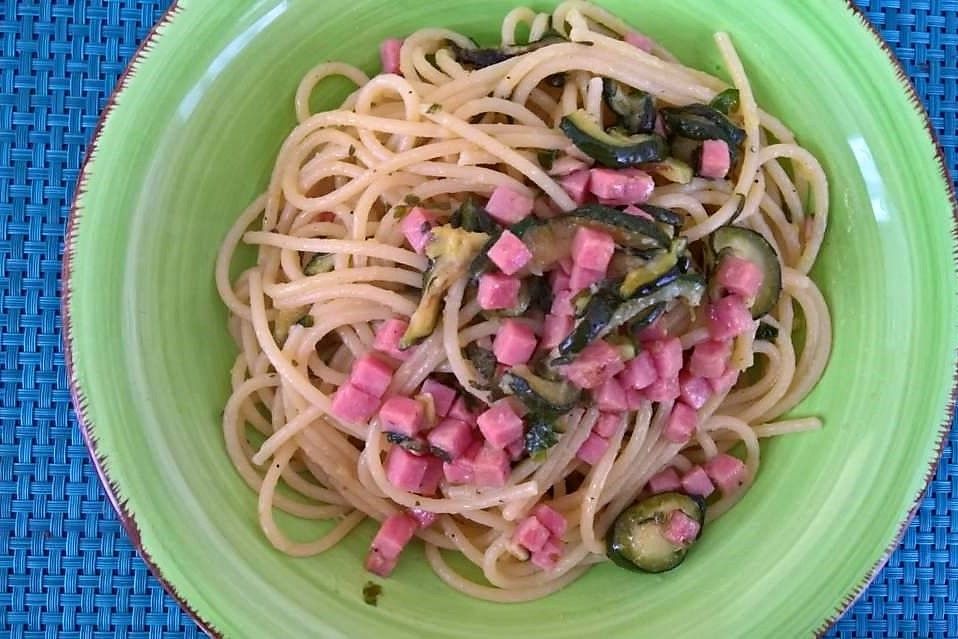 Spaghetti con zucchine, prosciutto cotto a dadini e menta