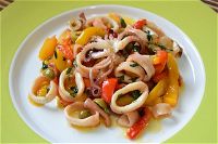 Calamari con peperoni, olive e capperi