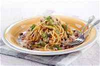 Spaghetti tonno, olive e capperi