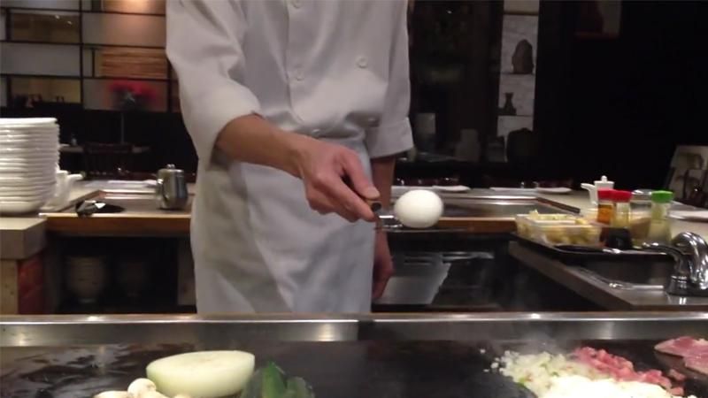 Se sapete rompere un uovo in questo modo, allora potrete considerarvi dei veri chef
