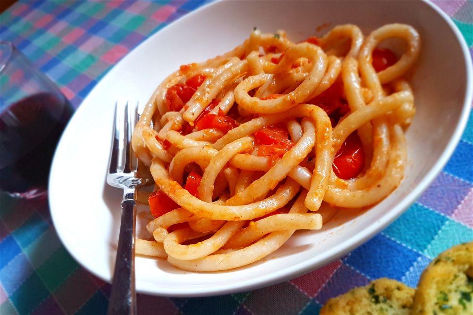 Pici all’aglione con pomodorini freschi