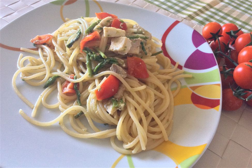 Spaghetti con asparagi, pesce spada e pomodorini