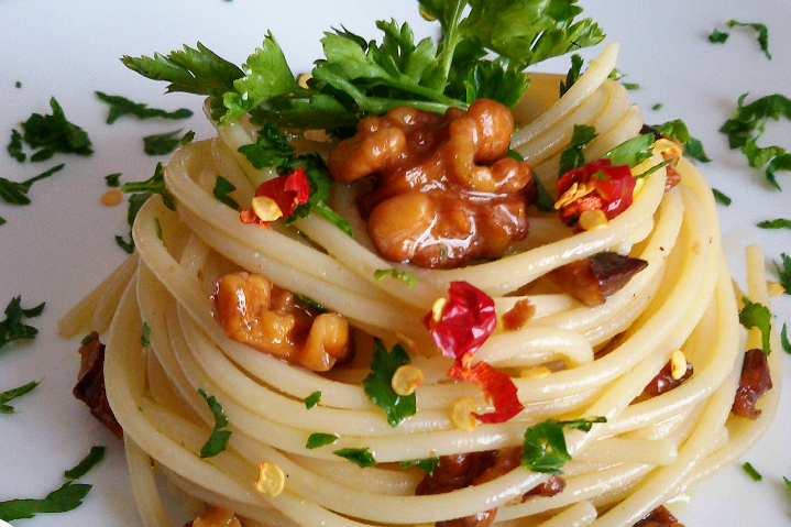 Spaghetti aglio, olio, noci e peperoncino - Fidelity Cucina