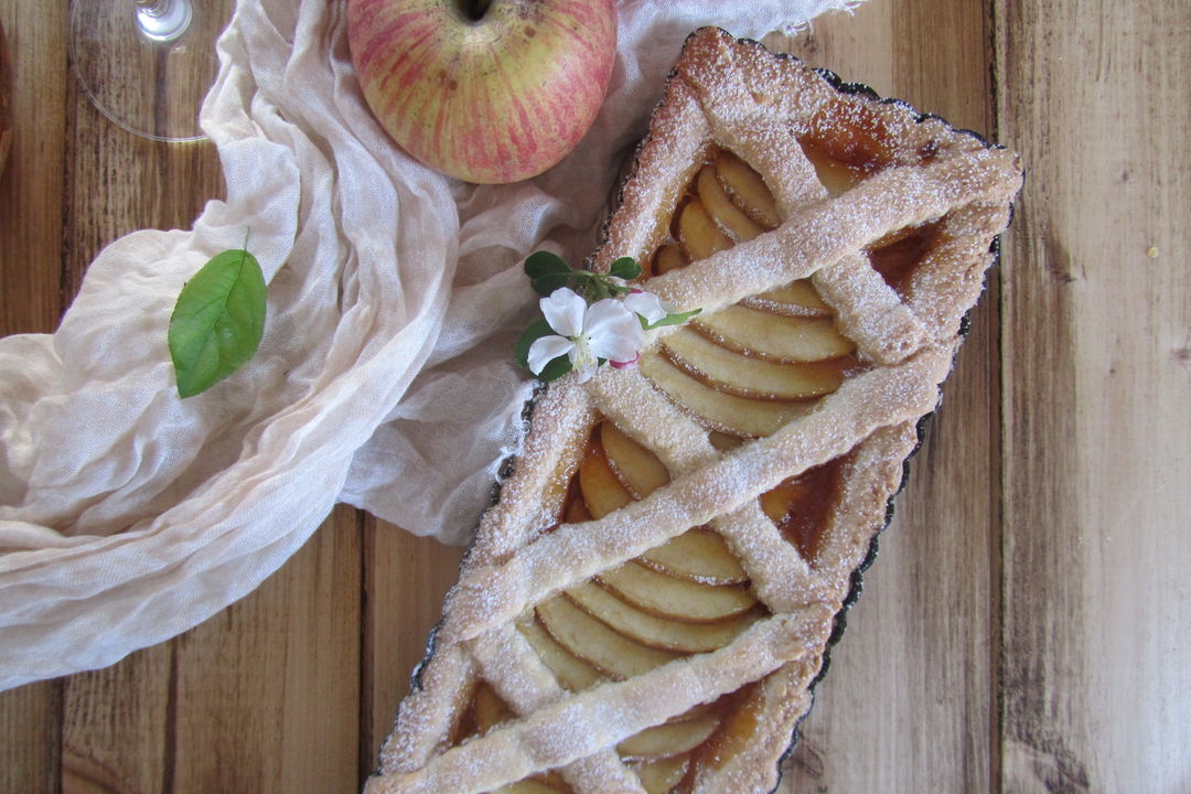 Crostata di mele e marmellata di albicocche