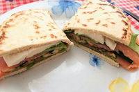 Piadina con salmone affumicato, zucchine grigliate e mozzarella