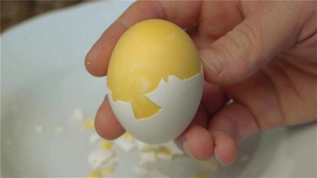 Come strapazzare facilmente le uova all’interno del guscio