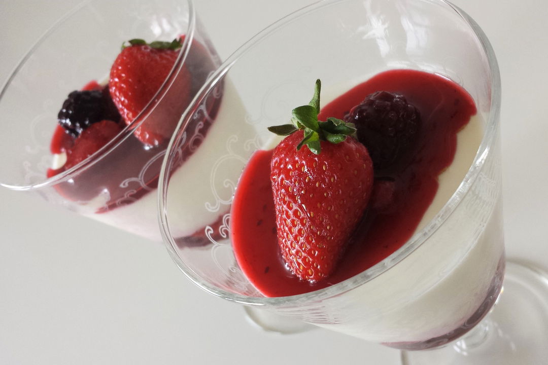 Bavarese allo yogurt con frutti di bosco