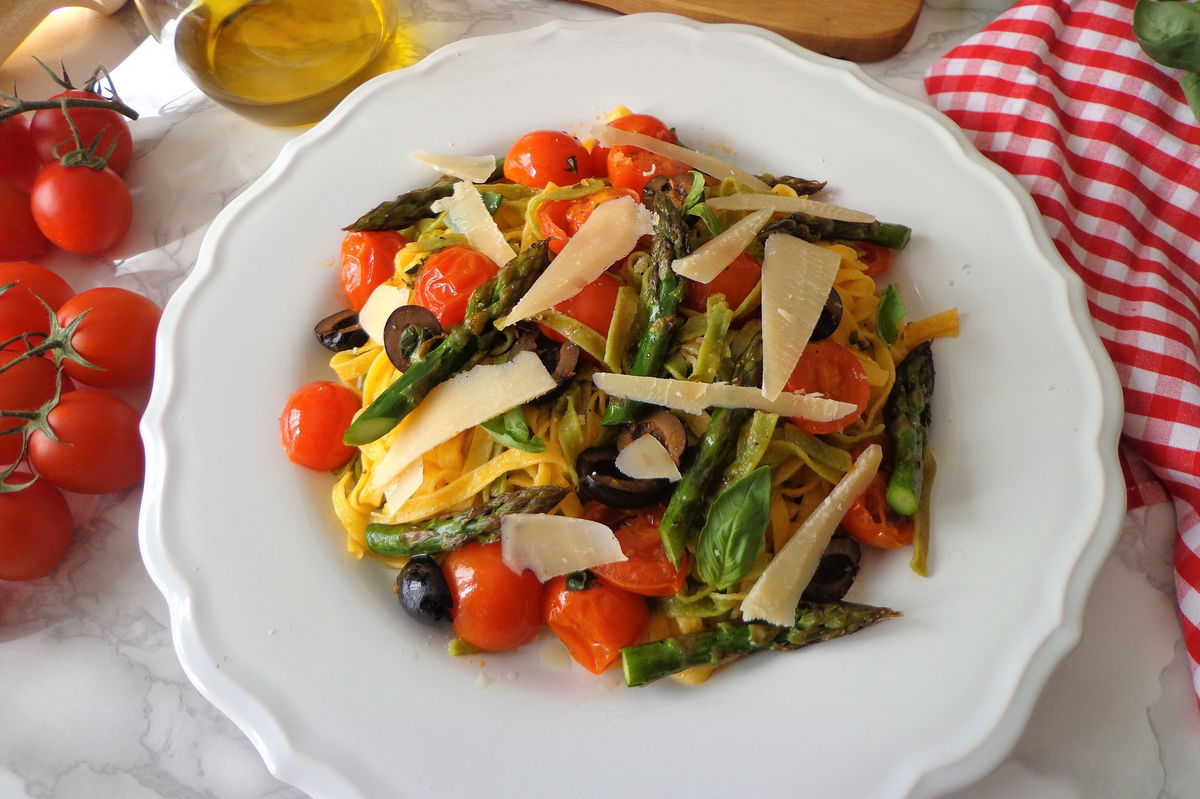 Tagliatelle paglia e fieno con asparagi, pomodorini e ...