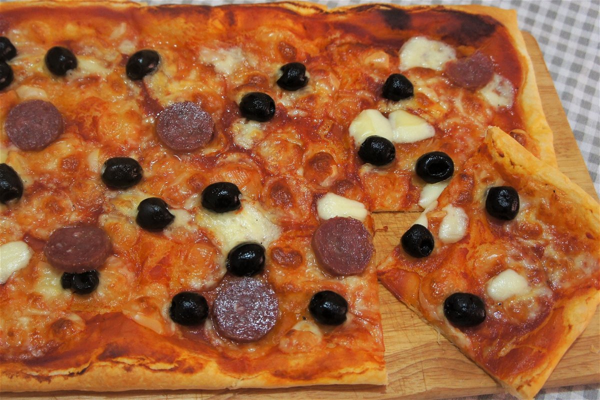 Pizza di sfoglia con olive nere e salame - Fidelity Cucina