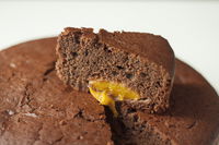 Torta soffice al cioccolato con pesche sciroppate