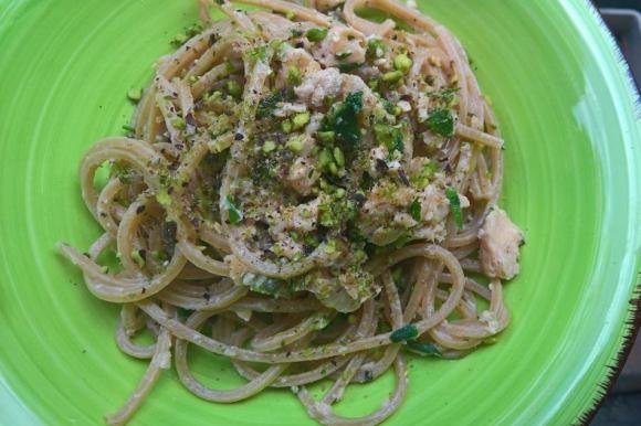 Spaghetti integrali con salmone, prezzemolo e granella di pistacchi